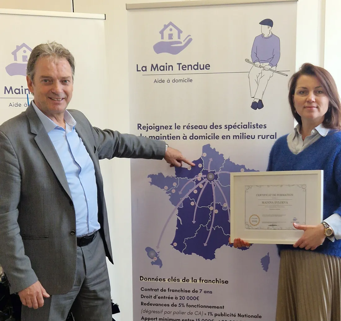 Christophe Monfort, fondateur du réseau, remet son certificat de formation à une nouvelle franchisée.